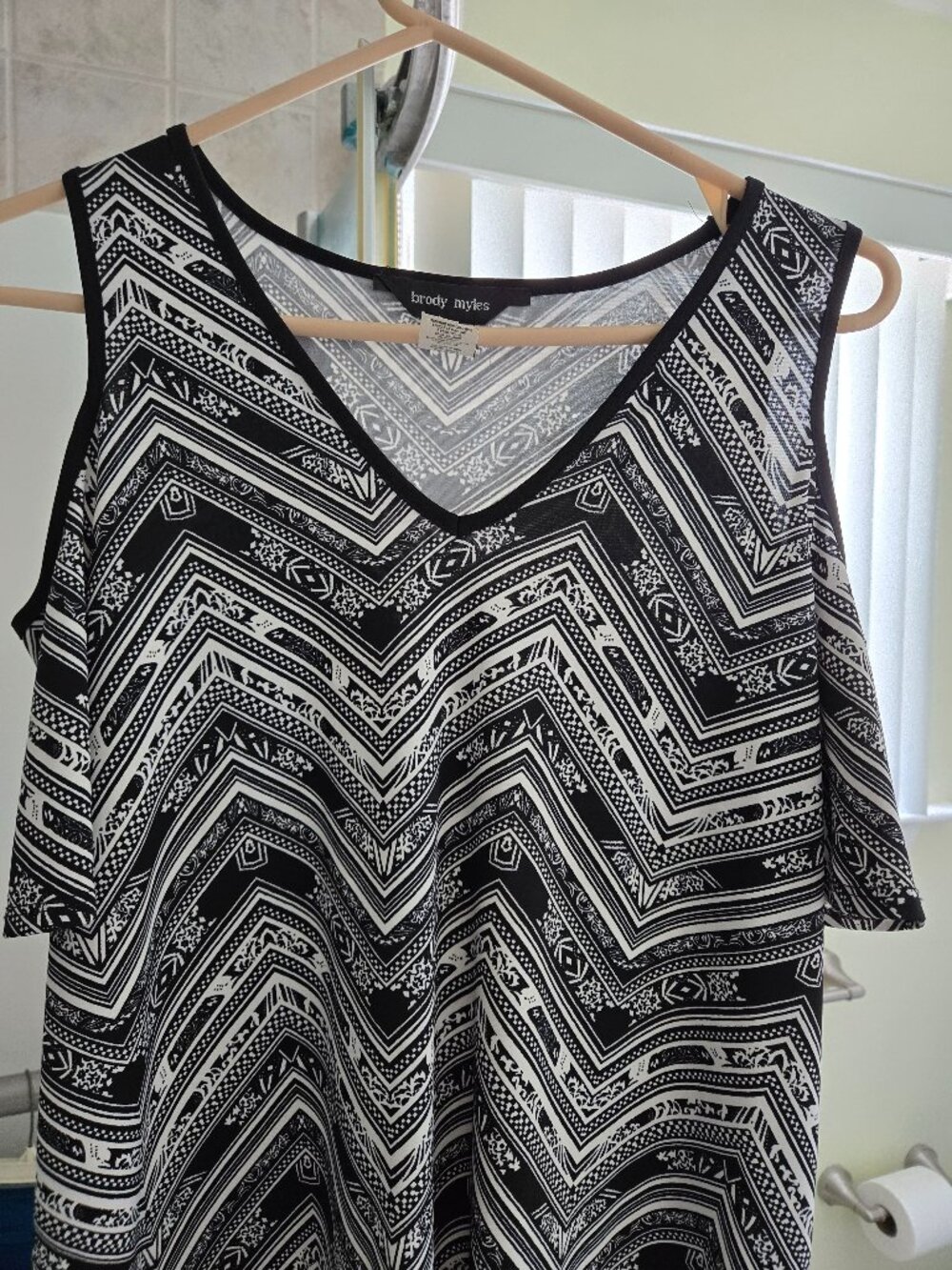 NWOT Woman's M/M  old shoulder top